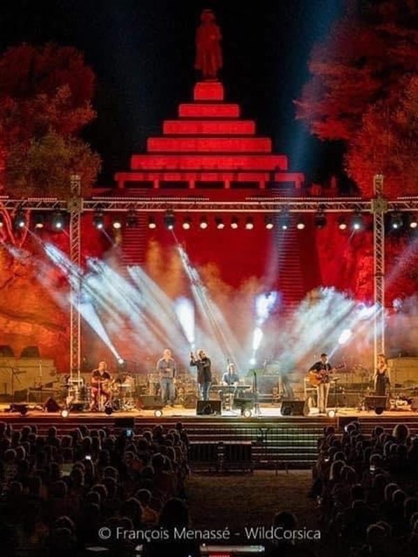 Scène de festival en plein air