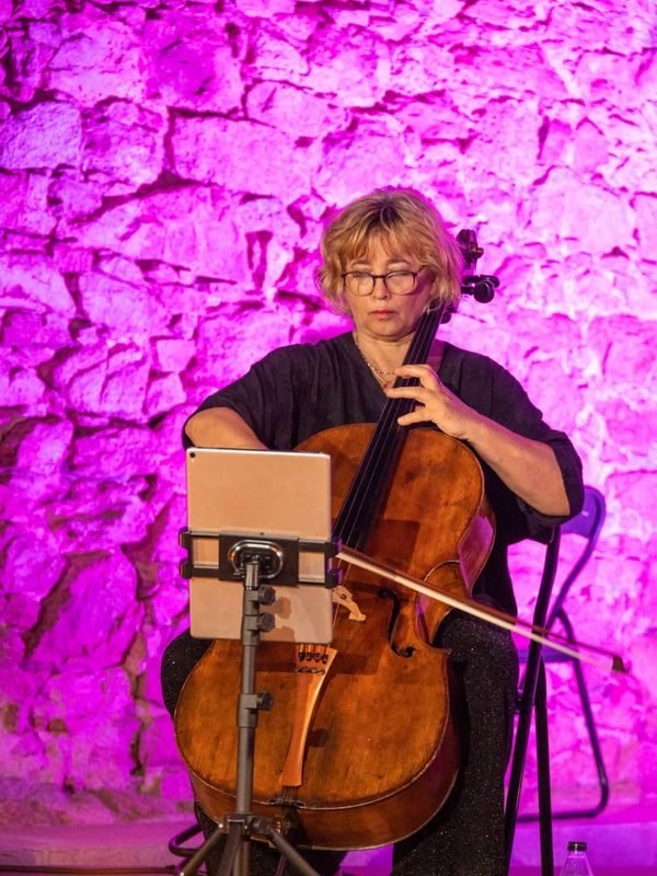 Anne Gambini au violoncelle sur scène