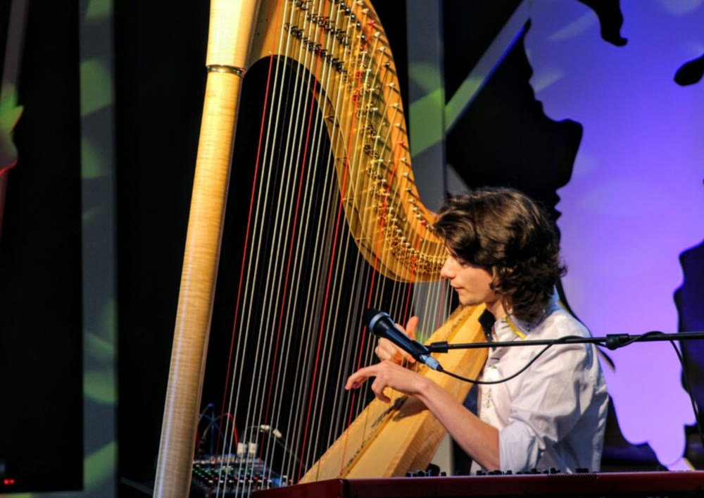 Ben Creighton Griffiths à la harpe sur scène