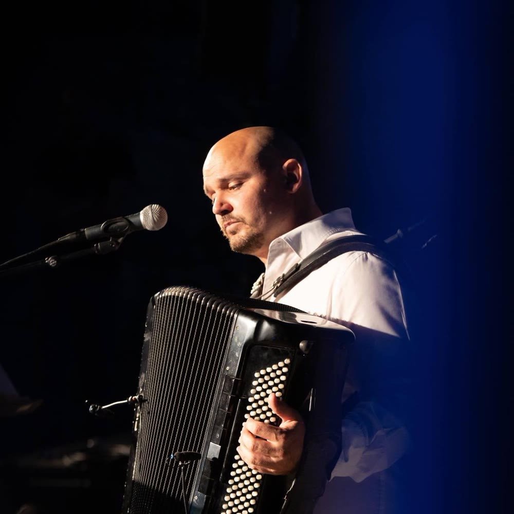 Jérémy Lohier à l'accordéon sur scène