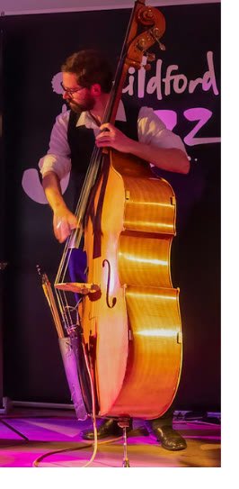 Ashley John Long à la contrebasse en concert