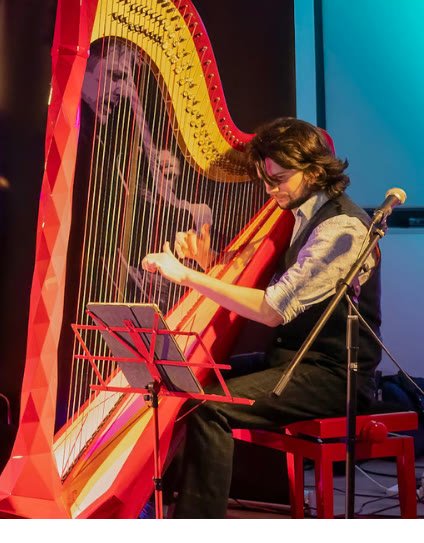 Ben Creighton Griffiths à la harpe en concert