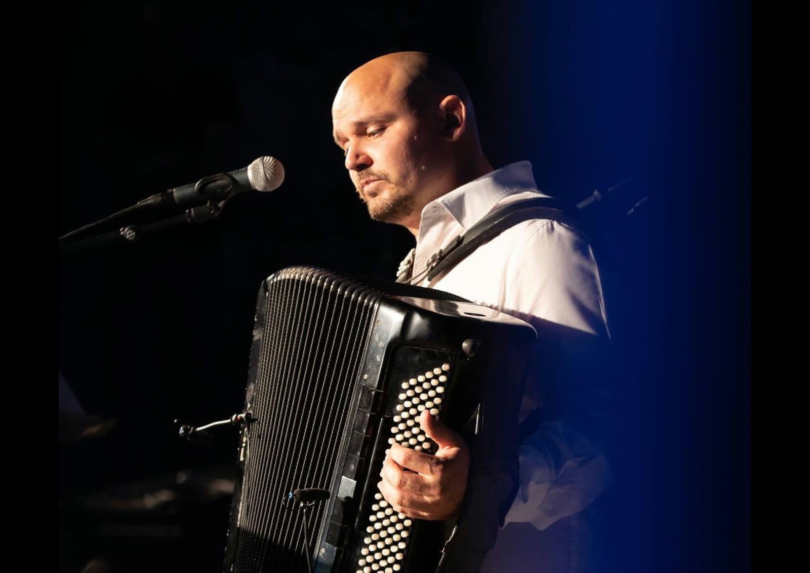 Jérémy Lohier à l'accordéon sur scène
